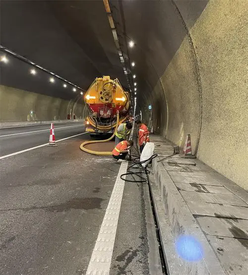 乌兰察布隧道排水渠清淤